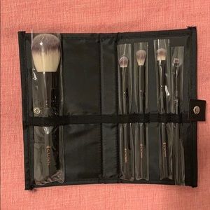 NWT Crown Brush Set